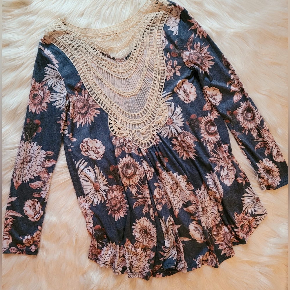 Size small Hopely brand floral and macrame hi lo flowy top